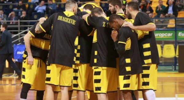 &Tau;&omicron; &kappa;&omicron;&mu;&beta;&iota;&kappa;ό... &pi;&alpha;&iota;&chi;&nu;ί&delta;&iota; &sigma;&tau;&omicron; Nick Galis Hall &kappa;&alpha;&iota; &eta; &kappa;&lambda;ή&rho;&omega;&sigma;&eta; &tau;&omicron;&upsilon; BCL