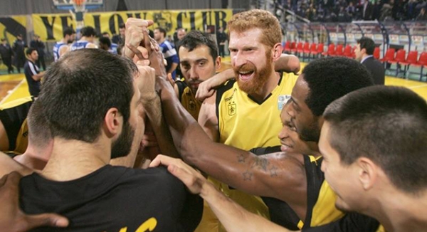 &Kappa;&epsilon;&rho;&delta;ί&zeta;&epsilon;&iota; &Kappa;ό&rho;&omicron;&iota;&beta;&omicron; &kappa;&alpha;&iota; &pi;&alpha;&tau;ά&epsilon;&iota; &sigma;&tau;&eta;&nu; 3&eta; &theta;έ&sigma;&eta;