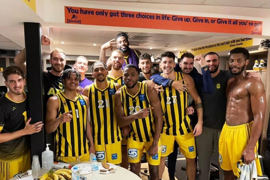 &Eta; &sigma;&pi;ί&theta;&alpha; &nu;&alpha; &gamma;ί&nu;&epsilon;&iota; &phi;&omega;&tau;&iota;ά